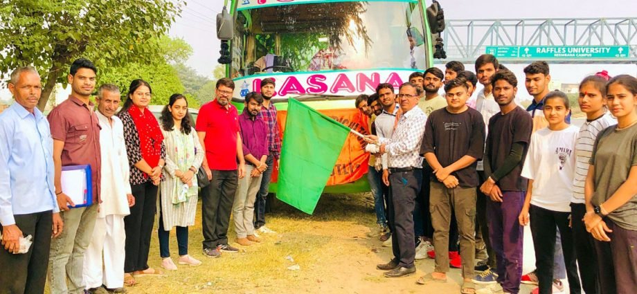 KOTPUTLI-BEHROR: कृषि कॉलेज के छात्र खेलकूद प्रतियोगिताओं में लेंगे हिस्सा, जोबनेर के लिए हुए रवाना KOTPUTLI-BEHROR: कृषि कॉलेज के छात्र खेलकूद प्रतियोगिताओं में लेंगे हिस्सा, जोबनेर के लिए हुए रवाना