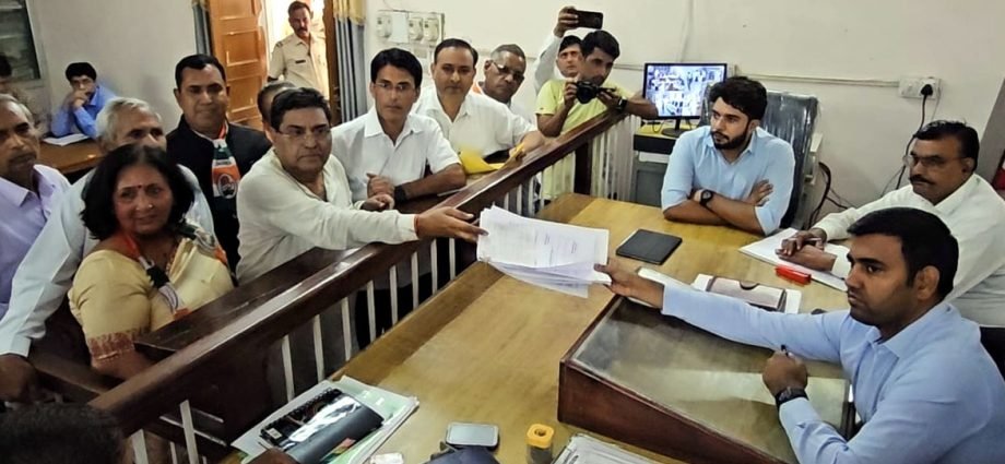 KOTPUTLI-BEHROR: विधानसभा चुनाव: कोटपूतली में कांग्रेस, बसपा व जेजेपी प्रत्याशियों ने दाखिल किए नामांकन, तीनों प्रत्याशियों ने निकाली रैलियां KOTPUTLI-BEHROR: विधानसभा चुनाव: कोटपूतली में कांग्रेस, बसपा व जेजेपी प्रत्याशियों ने दाखिल किए नामांकन, तीनों प्रत्याशियों ने निकाली रैलियां