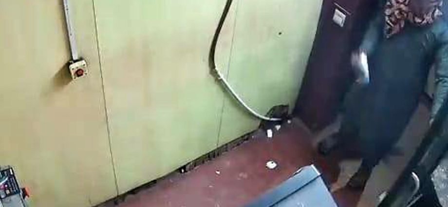 KOTPUTLI-BEHROR: कोटपूतली से एटीएम उखाड़ा, बहरोड़ में तोडऩे का प्रयास, महज 5 मिनट में ही उखाड़ ले गए एटीएम KOTPUTLI-BEHROR: कोटपूतली से एटीएम उखाड़ा, बहरोड़ में तोडऩे का प्रयास, महज 5 मिनट में ही उखाड़ ले गए एटीएम