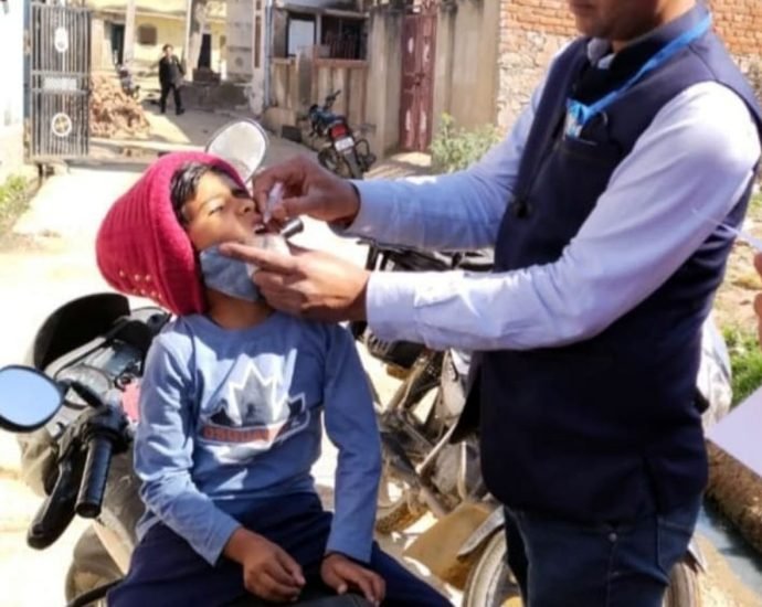 KOTPUTLI-BEHROR: दूसरे दिन कार्मिकों ने दी घर-घर दस्तक, 0 से 5 वर्ष तक के बच्चों को पिलाई पोलियो की खुराक KOTPUTLI-BEHROR: दूसरे दिन कार्मिकों ने दी घर-घर दस्तक, 0 से 5 वर्ष तक के बच्चों को पिलाई पोलियो की खुराक