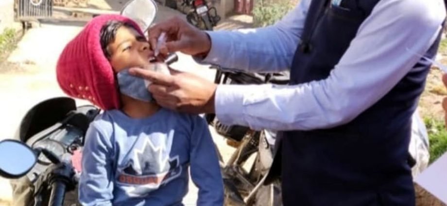 KOTPUTLI-BEHROR: दूसरे दिन कार्मिकों ने दी घर-घर दस्तक, 0 से 5 वर्ष तक के बच्चों को पिलाई पोलियो की खुराक KOTPUTLI-BEHROR: दूसरे दिन कार्मिकों ने दी घर-घर दस्तक, 0 से 5 वर्ष तक के बच्चों को पिलाई पोलियो की खुराक