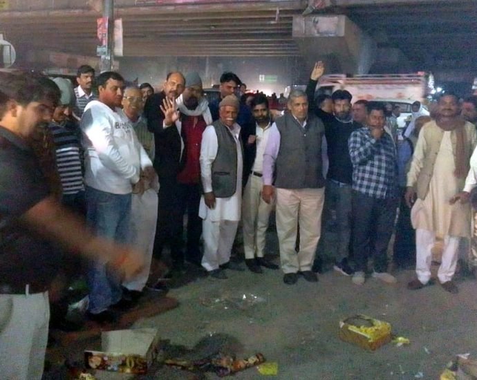KOTPUTLI-BEHROR: भजनलाल के सीएम घोषित होने पर दौड़ी खुशी की लहर, विप्रबंधुओं ने मुख्य चौराहे पर की जमकर आतिशबाजी KOTPUTLI-BEHROR: भजनलाल के सीएम घोषित होने पर दौड़ी खुशी की लहर, विप्रबंधुओं ने मुख्य चौराहे पर की जमकर आतिशबाजी