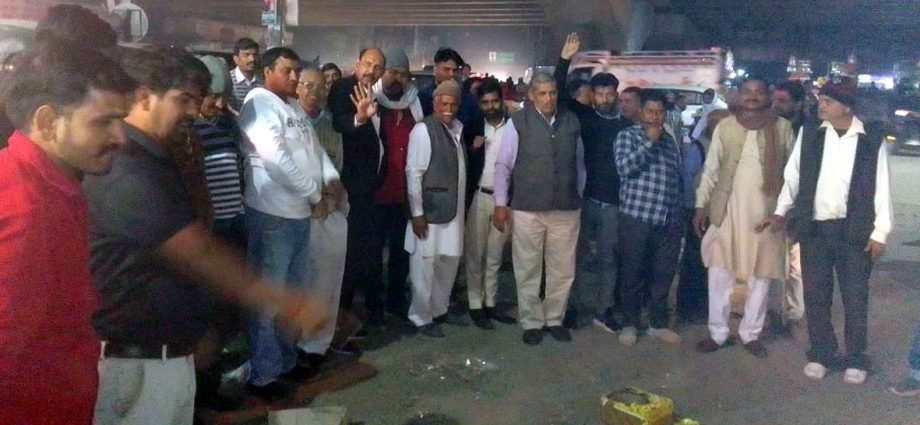 KOTPUTLI-BEHROR: भजनलाल के सीएम घोषित होने पर दौड़ी खुशी की लहर, विप्रबंधुओं ने मुख्य चौराहे पर की जमकर आतिशबाजी KOTPUTLI-BEHROR: भजनलाल के सीएम घोषित होने पर दौड़ी खुशी की लहर, विप्रबंधुओं ने मुख्य चौराहे पर की जमकर आतिशबाजी