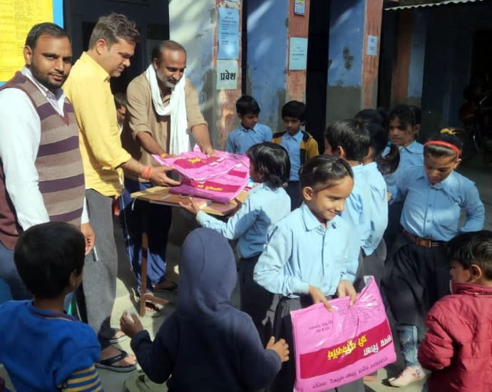 KOTPUTLI-BEHROR: गणवेश पाकर खुशी से झूम उठे विद्यार्थी, छात्र-छात्राओं को लड्डू भी वितरित किए KOTPUTLI-BEHROR: गणवेश पाकर खुशी से झूम उठे विद्यार्थी, छात्र-छात्राओं को लड्डू भी वितरित किए