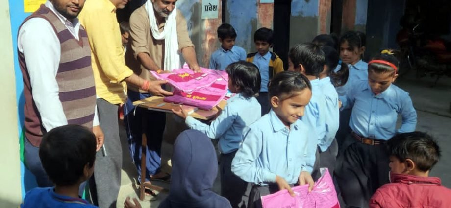 KOTPUTLI-BEHROR: गणवेश पाकर खुशी से झूम उठे विद्यार्थी, छात्र-छात्राओं को लड्डू भी वितरित किए KOTPUTLI-BEHROR: गणवेश पाकर खुशी से झूम उठे विद्यार्थी, छात्र-छात्राओं को लड्डू भी वितरित किए