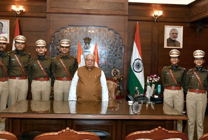 JAIPUR: राज्यपाल कलराज मिश्र से भारतीय पुलिस सेवा के प्रशिक्षु अधिकारियों ने की मुलाकात JAIPUR: राज्यपाल कलराज मिश्र से भारतीय पुलिस सेवा के प्रशिक्षु अधिकारियों ने की मुलाकात