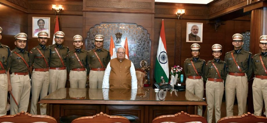 JAIPUR: राज्यपाल कलराज मिश्र से भारतीय पुलिस सेवा के प्रशिक्षु अधिकारियों ने की मुलाकात JAIPUR: राज्यपाल कलराज मिश्र से भारतीय पुलिस सेवा के प्रशिक्षु अधिकारियों ने की मुलाकात