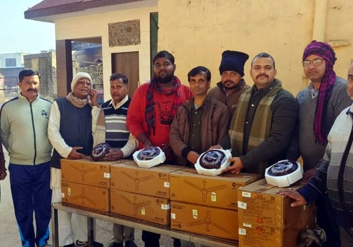 KOTPUTLI-BEHROR: जयसिंह गौशाला को 11 पंखे भेंट किए KOTPUTLI-BEHROR: जयसिंह गौशाला को 11 पंखे भेंट किए