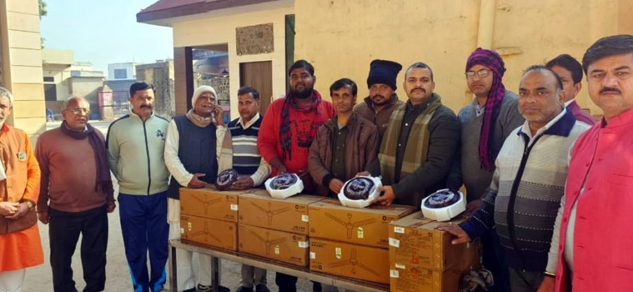 KOTPUTLI-BEHROR: जयसिंह गौशाला को 11 पंखे भेंट किए KOTPUTLI-BEHROR: जयसिंह गौशाला को 11 पंखे भेंट किए