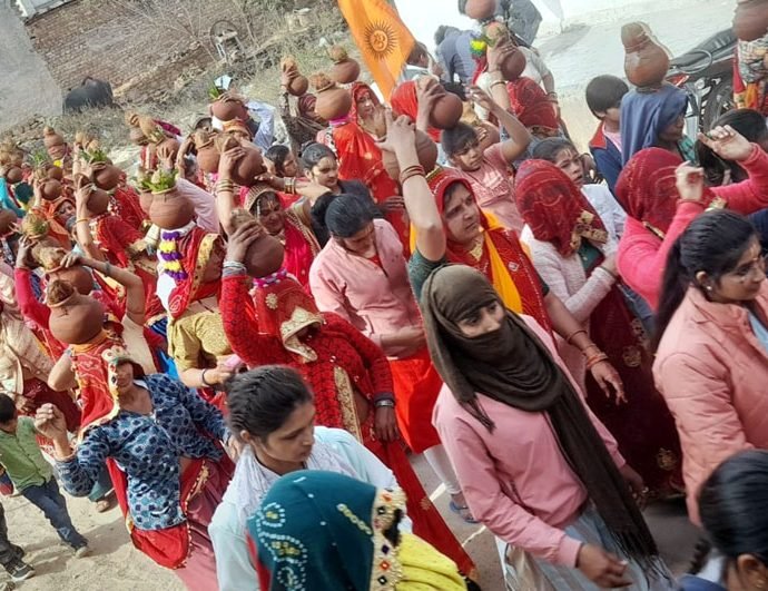 KOTPUTLI-BEHROR: पीले अक्षत का पूजन कर महिलाओं ने निकाली कलश यात्रा KOTPUTLI-BEHROR: पीले अक्षत का पूजन कर महिलाओं ने निकाली कलश यात्रा