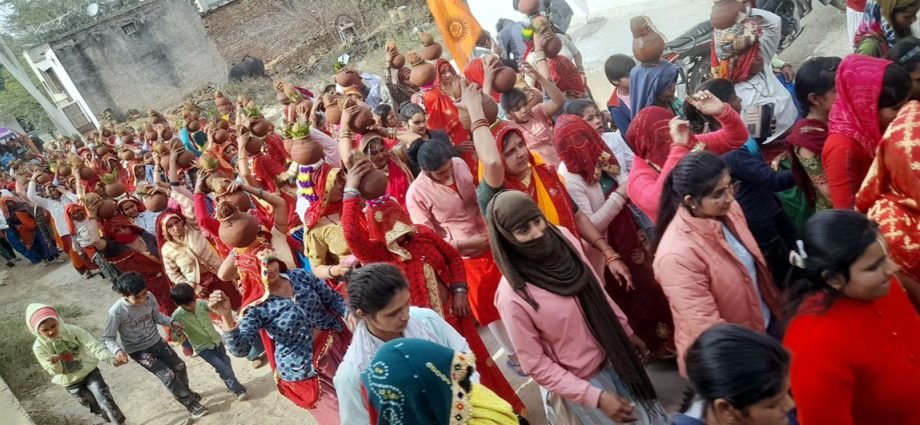 KOTPUTLI-BEHROR: पीले अक्षत का पूजन कर महिलाओं ने निकाली कलश यात्रा KOTPUTLI-BEHROR: पीले अक्षत का पूजन कर महिलाओं ने निकाली कलश यात्रा