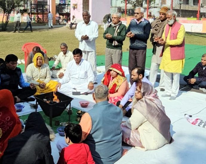 KOTPUTLI-BEHROR: आमजन को बताया यज्ञ का महत्व, विभिन्न प्रसंगों पर दी शानदार भजनों की प्रस्तुति KOTPUTLI-BEHROR: आमजन को बताया यज्ञ का महत्व, विभिन्न प्रसंगों पर दी शानदार भजनों की प्रस्तुति