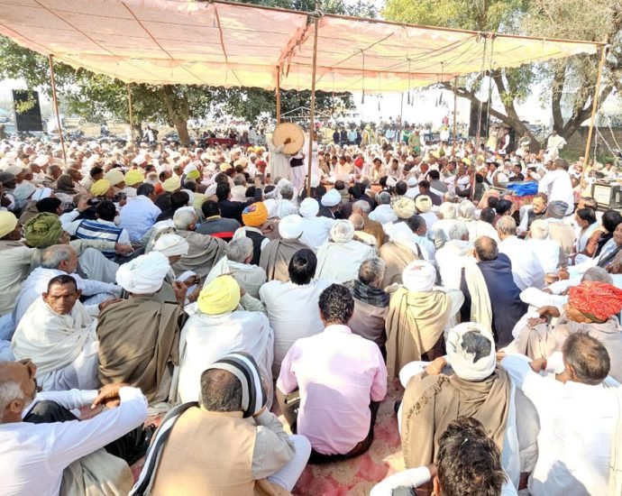 KOTPUTLI-BEHROR: मकर संक्रांति पर देवनारायण मंदिर में धमाल का आयोजन, उमड़ी श्रोताओं की भारी भीड़ KOTPUTLI-BEHROR: मकर संक्रांति पर देवनारायण मंदिर में धमाल का आयोजन, उमड़ी श्रोताओं की भारी भीड़