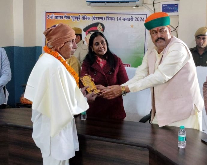 KOTPUTLI-BEHROR: कोटपूतली-बहरोड़ के जिला कलेक्ट्रेट में मनाया सशस्त्र सेना पूर्व सैनिक दिवस KOTPUTLI-BEHROR: कोटपूतली-बहरोड़ के जिला कलेक्ट्रेट में मनाया सशस्त्र सेना पूर्व सैनिक दिवस