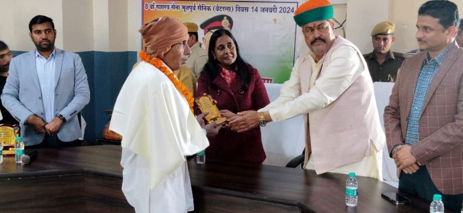 KOTPUTLI-BEHROR: कोटपूतली-बहरोड़ के जिला कलेक्ट्रेट में मनाया सशस्त्र सेना पूर्व सैनिक दिवस KOTPUTLI-BEHROR: कोटपूतली-बहरोड़ के जिला कलेक्ट्रेट में मनाया सशस्त्र सेना पूर्व सैनिक दिवस