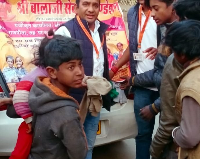 KOTPUTLI-BEHROR: जरुरतमंदों को गर्म वस्त्रों का वितरण किया KOTPUTLI-BEHROR: जरुरतमंदों को गर्म वस्त्रों का वितरण किया