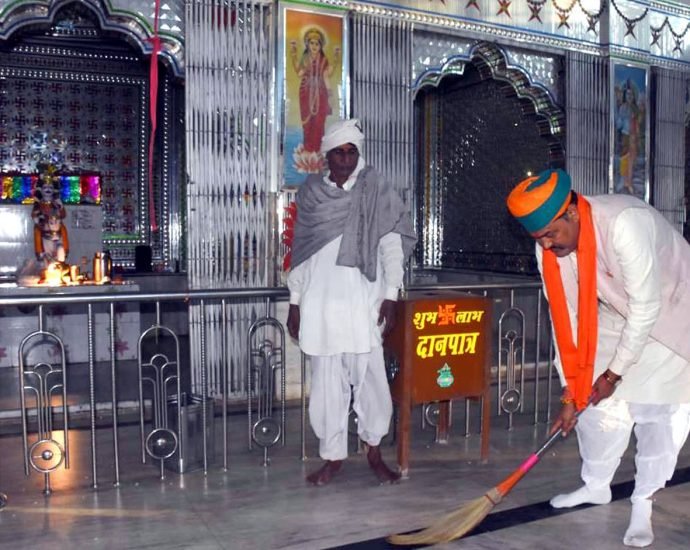 KOTPUTLI-BEHROR: विधायक पटेल ने किया मंदिर में स्वच्छता अभियान का आगाज KOTPUTLI-BEHROR: विधायक पटेल ने किया मंदिर में स्वच्छता अभियान का आगाज