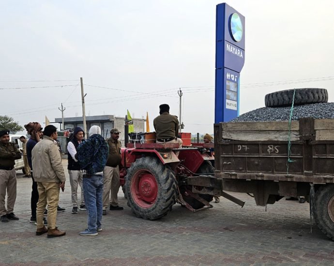 KOTPUTLI-BEHROR: कोटपूतली में खान विभाग ने वसूला 1 लाख 51 हजार का जुर्माना, अवैध खनन, निर्गमन व भण्डारण के विरुद्ध राज्य व्यापी सघन अभियान जारी KOTPUTLI-BEHROR: कोटपूतली में खान विभाग ने वसूला 1 लाख 51 हजार का जुर्माना, अवैध खनन, निर्गमन व भण्डारण के विरुद्ध राज्य व्यापी सघन अभियान जारी