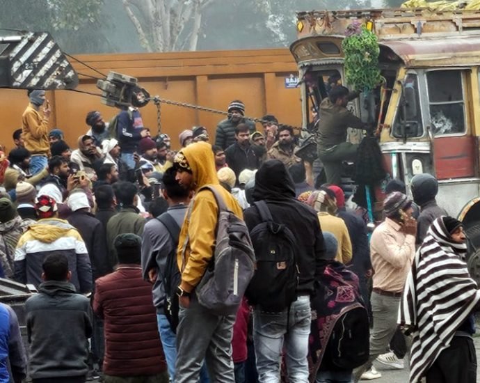 KOTPUTLI-BEHROR: Accident in Kotputli- कोटपूतली में आधे घंटे तक अटकी रही ड्राईवर की सांसे, घने कोहरे के बीच आगे चल रहे ट्रोले में घुस गया ट्रक KOTPUTLI-BEHROR: Accident in Kotputli- कोटपूतली में आधे घंटे तक अटकी रही ड्राईवर की सांसे, घने कोहरे के बीच आगे चल रहे ट्रोले में घुस गया ट्रक