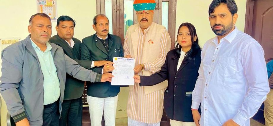 KOTPUTLI-BEHROR: वकीलों ने विधायक को बताई बार से जुड़ी समस्याएं KOTPUTLI-BEHROR: वकीलों ने विधायक को बताई बार से जुड़ी समस्याएं