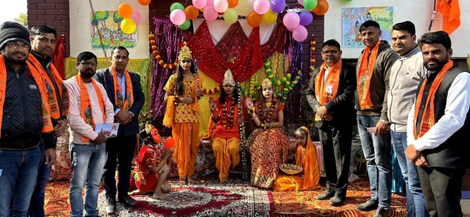 KOTPUTLI-BEHROR: स्कूल में सजाई श्रीराम दरबार की सजीव झांकी, श्रीराम के भजनों पर झूमे विद्यार्थी KOTPUTLI-BEHROR: स्कूल में सजाई श्रीराम दरबार की सजीव झांकी, श्रीराम के भजनों पर झूमे विद्यार्थी