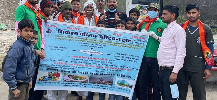 KOTPUTLI-BEHROR: प्राचीन भैरु मंदिर में चलाया स्वच्छता अभियान KOTPUTLI-BEHROR: प्राचीन भैरु मंदिर में चलाया स्वच्छता अभियान