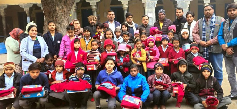 KOTPUTLI-BEHROR: भाजपा कार्यकर्ताओं को विद्यार्थियों को स्वेटर, जूते व जुराब बांटे KOTPUTLI-BEHROR: भाजपा कार्यकर्ताओं को विद्यार्थियों को स्वेटर, जूते व जुराब बांटे