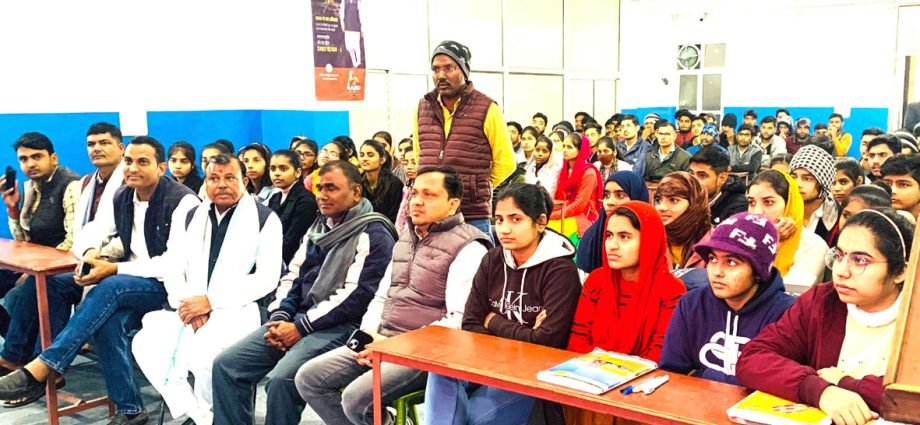 KOTPUTLI-BEHROR: नमो नवमतदाता सम्मेलन, कार्यकर्ताओं ने सुना पीएम का संबोधन KOTPUTLI-BEHROR: नमो नवमतदाता सम्मेलन, कार्यकर्ताओं ने सुना पीएम का संबोधन