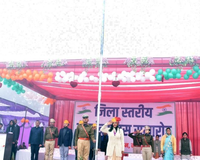 KOTPUTLI-BEHROR: कोटपूतली-बहरोड़ जिले का पहला गणतंत्र दिवस समारोह, कलेक्टर ने किया ध्वजारोहण, समारोह में छाई रही अव्यवस्था KOTPUTLI-BEHROR: कोटपूतली-बहरोड़ जिले का पहला गणतंत्र दिवस समारोह, कलेक्टर ने किया ध्वजारोहण, समारोह में छाई रही अव्यवस्था