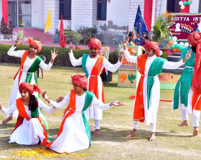 KOTPUTLI-BEHROR: विभिन्न संस्थाओं में लहर-लहर लहराया तिरंगा KOTPUTLI-BEHROR: विभिन्न संस्थाओं में लहर-लहर लहराया तिरंगा