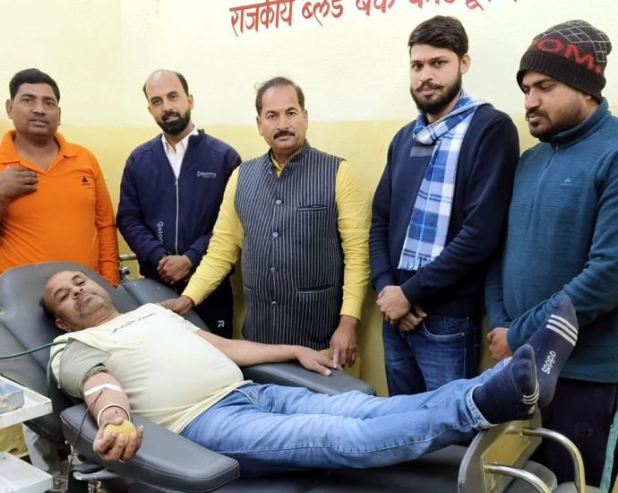 KOTPUTLI-BEHROR: रक्तमणि कार्यक्रम में कौशिक व कुमावत ने किया स्वैच्छिक रक्तदान KOTPUTLI-BEHROR: रक्तमणि कार्यक्रम में कौशिक व कुमावत ने किया स्वैच्छिक रक्तदान