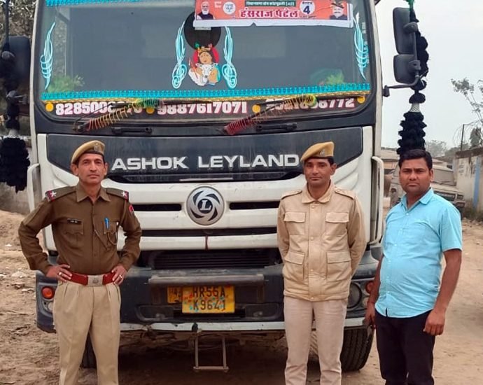 KOTPUTLI-BEHROR: अवैध बजरी से भरा डंपर जब्त, एक गिरफ्तार KOTPUTLI-BEHROR: अवैध बजरी से भरा डंपर जब्त, एक गिरफ्तार