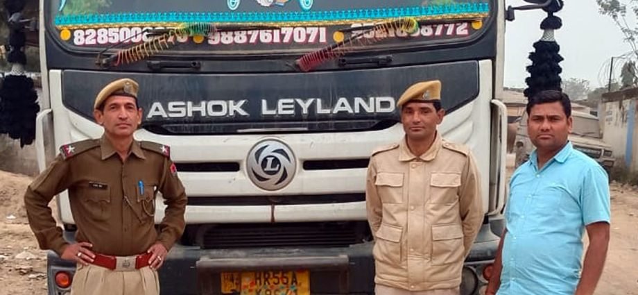 KOTPUTLI-BEHROR: अवैध बजरी से भरा डंपर जब्त, एक गिरफ्तार KOTPUTLI-BEHROR: अवैध बजरी से भरा डंपर जब्त, एक गिरफ्तार