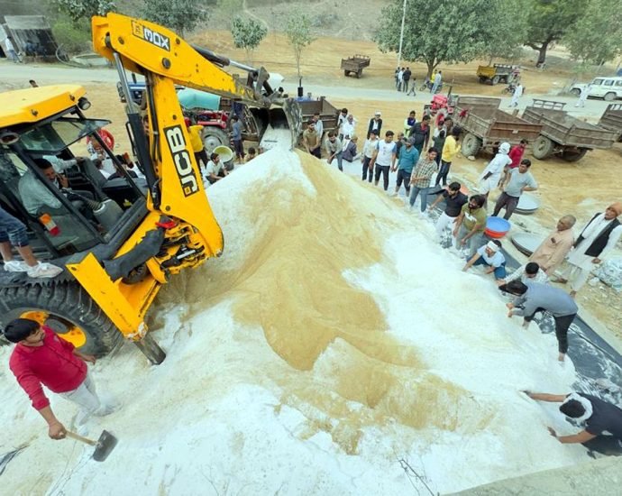 KOTPUTLI-BEHROR: थ्रेसर से पिसाई कर जेसीबी से मिलाया 350 क्विंटल चूरमा, कुल बनाई जा रही है 515 क्विंटल की महाप्रसादी KOTPUTLI-BEHROR: थ्रेसर से पिसाई कर जेसीबी से मिलाया 350 क्विंटल चूरमा, कुल बनाई जा रही है 515 क्विंटल की महाप्रसादी