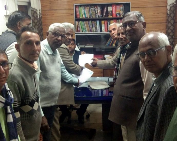 KOTPUTLI-BEHROR: शिक्षिका हेमलता के पक्ष में सौंपा ज्ञापन KOTPUTLI-BEHROR: शिक्षिका हेमलता के पक्ष में सौंपा ज्ञापन