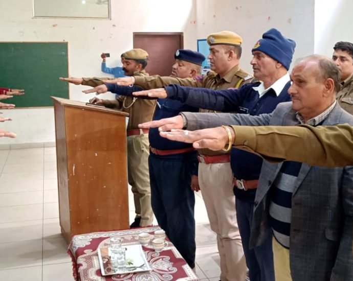 KOTPUTLI-BEHROR: छात्र-छात्राओं को दी यातायात नियमों की जानकारी, दिलाई शपथ KOTPUTLI-BEHROR: छात्र-छात्राओं को दी यातायात नियमों की जानकारी, दिलाई शपथ