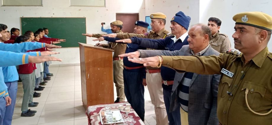 KOTPUTLI-BEHROR: छात्र-छात्राओं को दी यातायात नियमों की जानकारी, दिलाई शपथ KOTPUTLI-BEHROR: छात्र-छात्राओं को दी यातायात नियमों की जानकारी, दिलाई शपथ