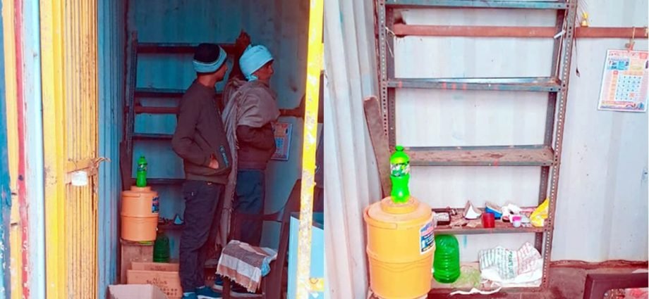 KOTPUTLI-BEHROR: चोरों के हौंसले बुलंद, शराब गोदाम में धावा बोल उड़ा ले गए 10 लाख का माल, शराब के साथ कीमती सामान भी किया साफ KOTPUTLI-BEHROR: चोरों के हौंसले बुलंद, शराब गोदाम में धावा बोल उड़ा ले गए 10 लाख का माल, शराब के साथ कीमती सामान भी किया साफ