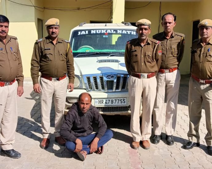 KOTPUTLI-BEHROR: स्कार्पियो में बेच रहा था शराब, पकड़ा गया, अवैध देशी शराब के 111 पव्वे व स्कार्पियो भी जब्त KOTPUTLI-BEHROR: स्कार्पियो में बेच रहा था शराब, पकड़ा गया, अवैध देशी शराब के 111 पव्वे व स्कार्पियो भी जब्त