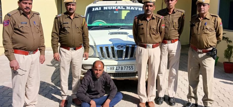 KOTPUTLI-BEHROR: स्कार्पियो में बेच रहा था शराब, पकड़ा गया, अवैध देशी शराब के 111 पव्वे व स्कार्पियो भी जब्त KOTPUTLI-BEHROR: स्कार्पियो में बेच रहा था शराब, पकड़ा गया, अवैध देशी शराब के 111 पव्वे व स्कार्पियो भी जब्त