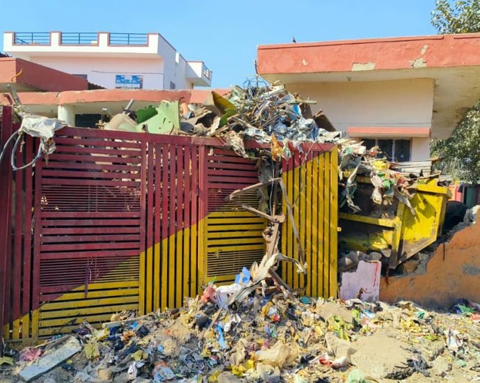 KOTPUTLI-BEHROR: लाखों की लागत से बने शुलभ शौंचालय में भर दिया कबाड़, कोटपूतली नगर परिषद् की कारस्तानी KOTPUTLI-BEHROR: लाखों की लागत से बने शुलभ शौंचालय में भर दिया कबाड़, कोटपूतली नगर परिषद् की कारस्तानी