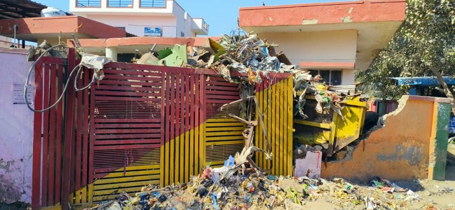 KOTPUTLI-BEHROR: लाखों की लागत से बने शुलभ शौंचालय में भर दिया कबाड़, कोटपूतली नगर परिषद् की कारस्तानी KOTPUTLI-BEHROR: लाखों की लागत से बने शुलभ शौंचालय में भर दिया कबाड़, कोटपूतली नगर परिषद् की कारस्तानी