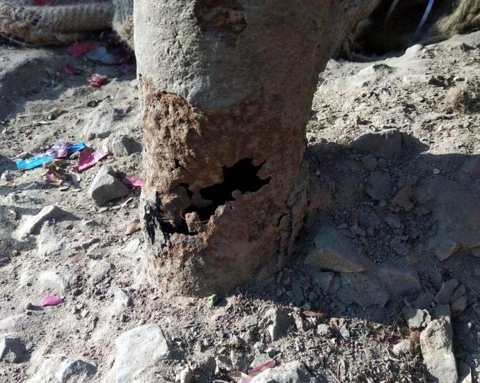 KOTPUTLI-BEHROR: देहली दरवाजे पर गिरने के कगार पर हाई मास्क पोल KOTPUTLI-BEHROR: देहली दरवाजे पर गिरने के कगार पर हाई मास्क पोल