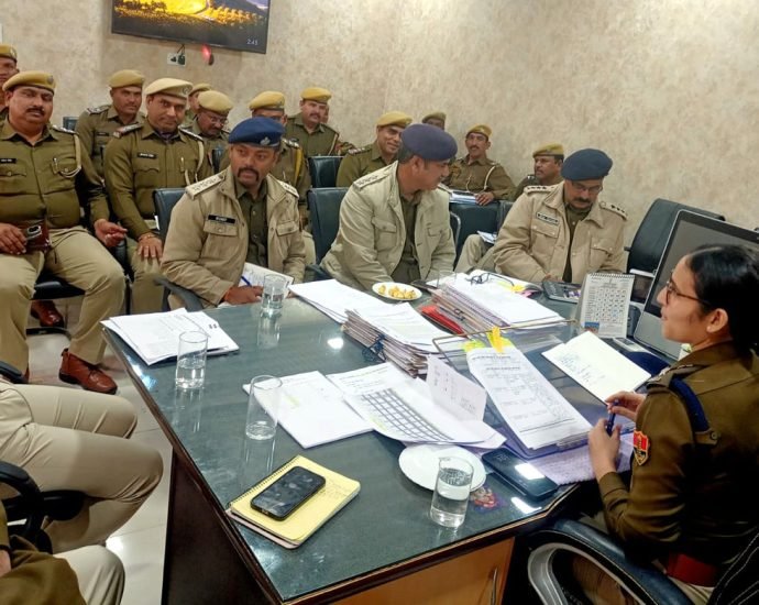 KOTPUTLI-BEHROR: एसपी रंजीता शर्मा ने ली जिले के अधिकारियों की मीटिंग KOTPUTLI-BEHROR: एसपी रंजीता शर्मा ने ली जिले के अधिकारियों की मीटिंग