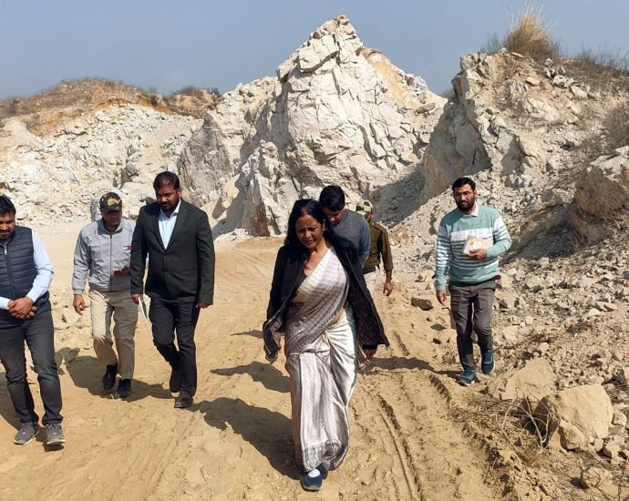 KOTPUTLI-BEHROR: अवैध खनन पर प्रशासन की सख्ती, कलेक्टर ने किया औचक निरीक्षण KOTPUTLI-BEHROR: अवैध खनन पर प्रशासन की सख्ती, कलेक्टर ने किया औचक निरीक्षण