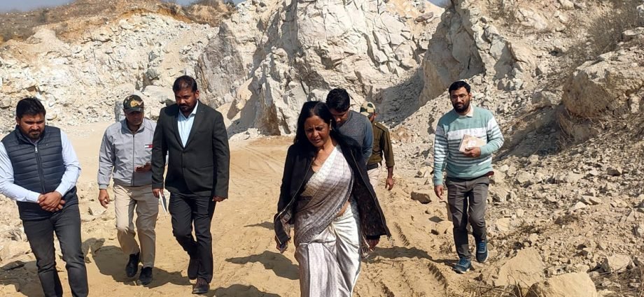 KOTPUTLI-BEHROR: अवैध खनन पर प्रशासन की सख्ती, कलेक्टर ने किया औचक निरीक्षण KOTPUTLI-BEHROR: अवैध खनन पर प्रशासन की सख्ती, कलेक्टर ने किया औचक निरीक्षण