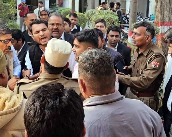 KOTPUTLI-BEHROR: पुलिसकर्मी व वकीलों के बीच हुई कहासुनी KOTPUTLI-BEHROR: पुलिसकर्मी व वकीलों के बीच हुई कहासुनी