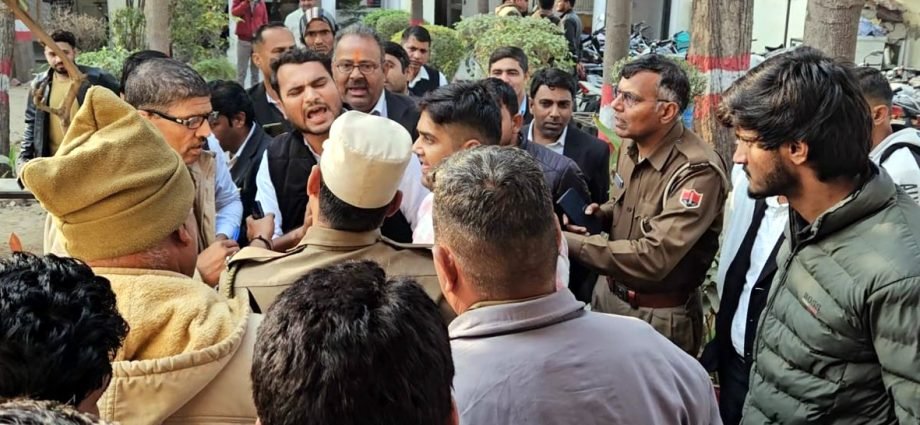 KOTPUTLI-BEHROR: पुलिसकर्मी व वकीलों के बीच हुई कहासुनी KOTPUTLI-BEHROR: पुलिसकर्मी व वकीलों के बीच हुई कहासुनी