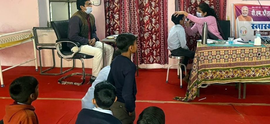 KOTPUTLI-BEHROR: शिविर में 455 विद्यार्थियों का स्वास्थ्य परीक्षण KOTPUTLI-BEHROR: शिविर में 455 विद्यार्थियों का स्वास्थ्य परीक्षण