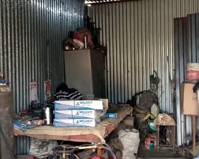 KOTPUTLI-BEHROR: गैस कटर से आलमारी को काट उड़ा ले गए 4.37 लाख, गोरधनपुरा के बिरला ट्रांसपोर्ट नगर में चोरी KOTPUTLI-BEHROR: गैस कटर से आलमारी को काट उड़ा ले गए 4.37 लाख, गोरधनपुरा के बिरला ट्रांसपोर्ट नगर में चोरी